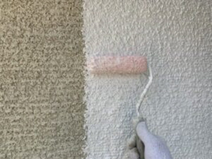 下塗り2回目です。<br />
塗りムラを防ぎ、外壁の発色を良くするため、2回の下塗りで真っ白な外壁に仕上げます。