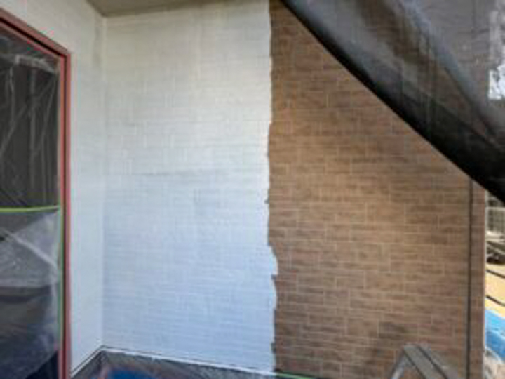 下塗り2回目です。<br />
塗りムラを防ぎ、ご希望の外壁の発色を得するため、2回の下塗りで真っ白な外壁に仕上げます。