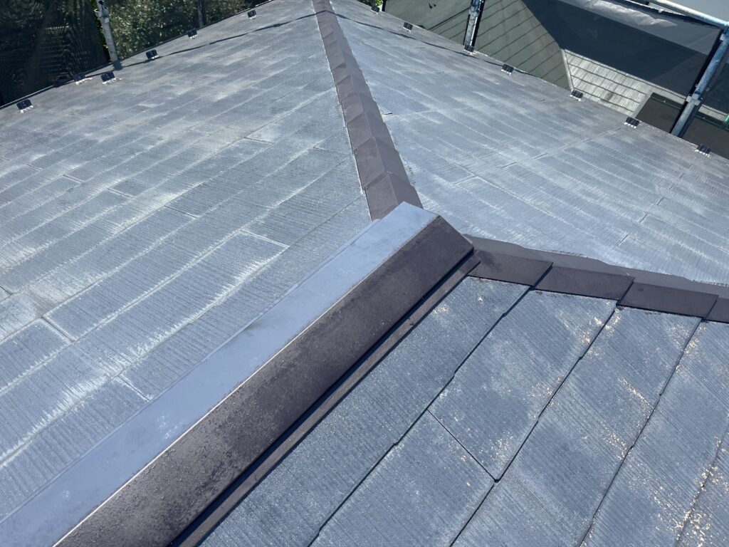 屋根板金下塗り。<br />
板金部分は鉄製なので錆び止めを使用しました。