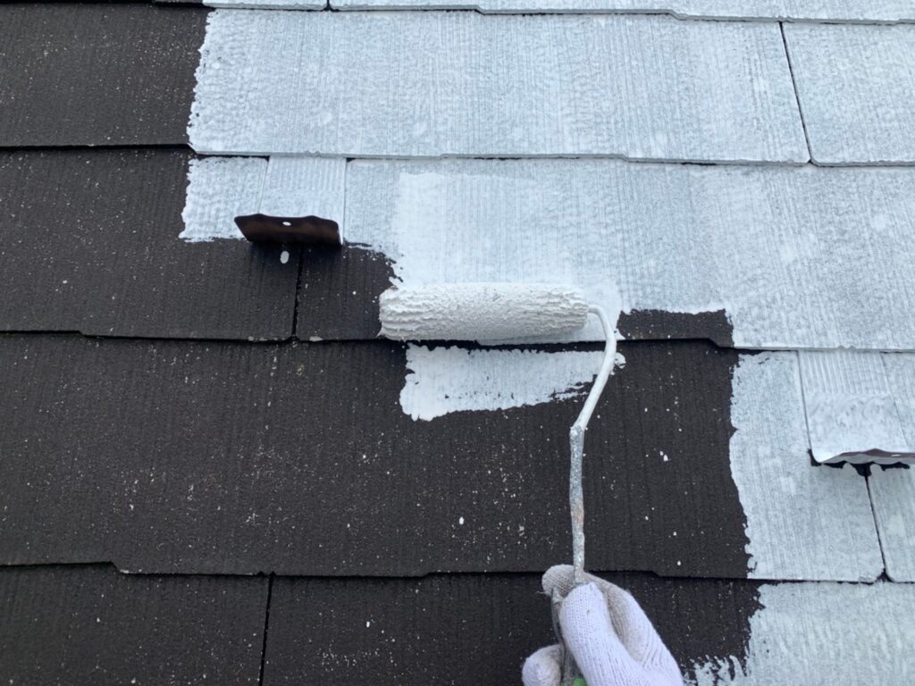 屋根スレート下塗り。<br />
材料をたっぷり使用します。