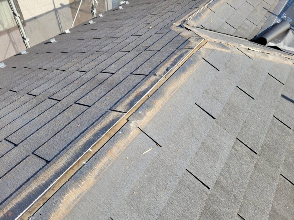 屋根カバー工法<br />
まずは、<br />
棟板金<br />
雪止め金具取り外しを行います。