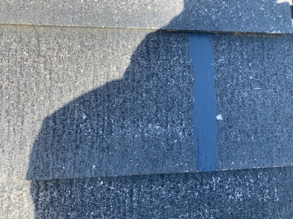 屋根下地調整<br />
塗装前にひび割れをしっかりと補修します。