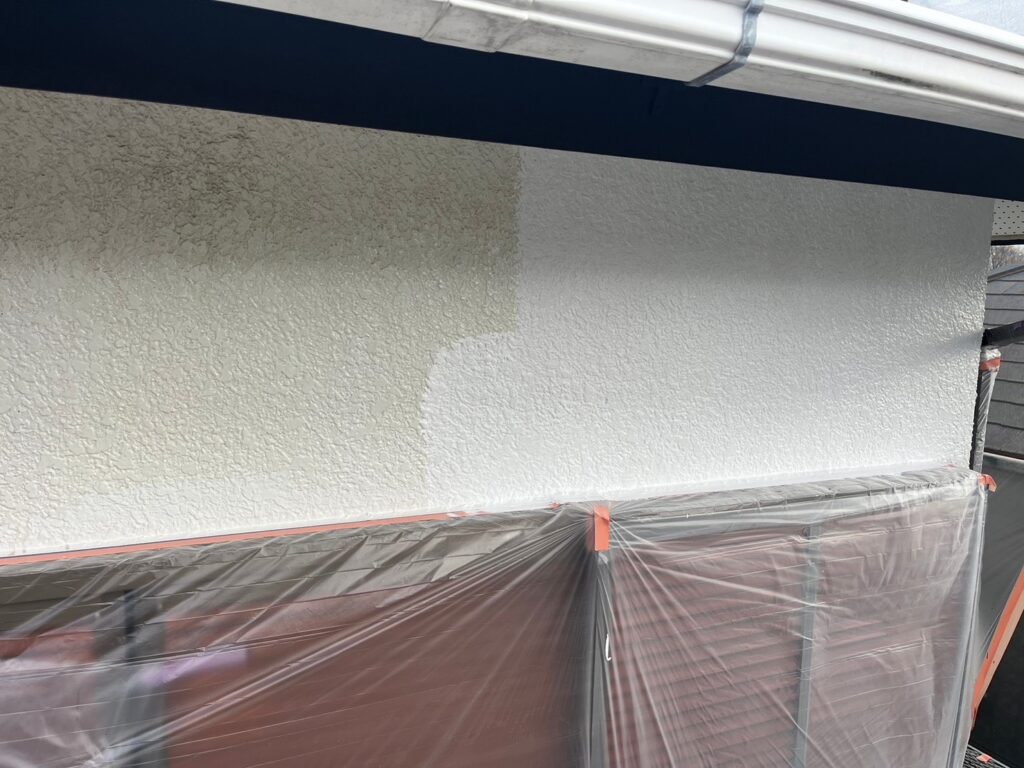 外壁<br />
下塗り２回目<br />
吸い込みが激しいため、もう一度プライマーを塗布します。<br />
<br />
材料：エクスカリバーフィラー