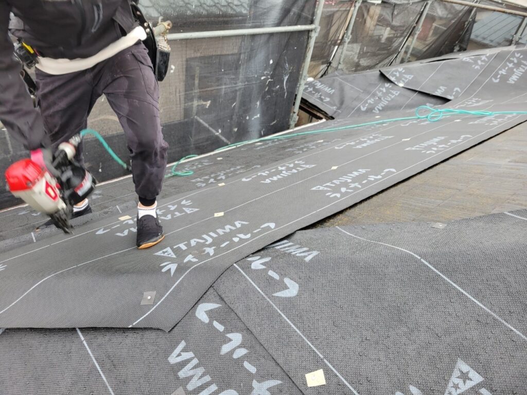 屋根工事<br />
棟板金・金物解体後、防水紙を貼り付けます。<br />
<br />
材料：ライナールーフ<br />
