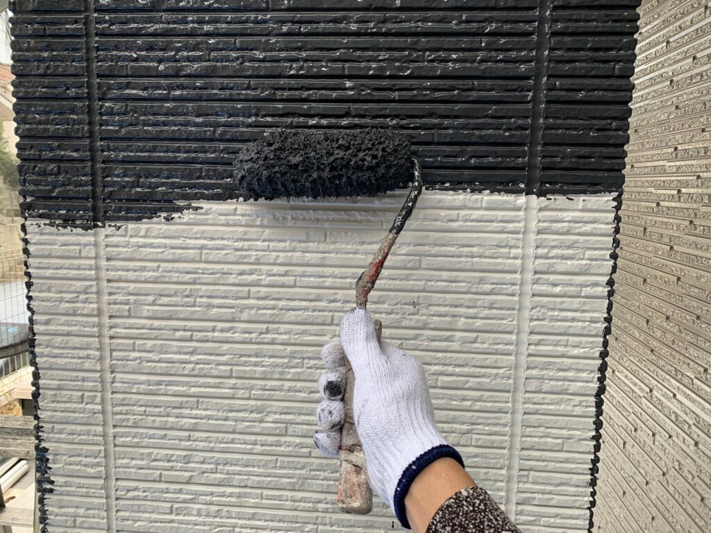 アクセント外壁<br />
中塗り<br />
仕上げ塗料での１回目の塗装。<br />
<br />
材料：無機エクスカリバー<br />
