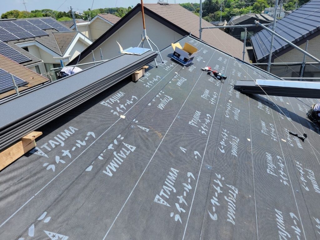 屋根工事<br />
棟板金・金物解体後、防水紙を貼り付けます。<br />
<br />
材料ライナールーフ