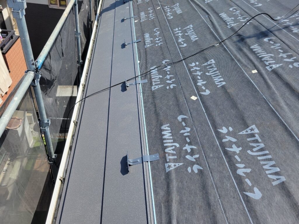 本体葺き<br />
カバー工法は屋根が二重になることから<br />
以前よりも屋根自体の重さが増してしまいますが、軽量な金属製の屋根材を使うことで重さの負担は軽減できます。今回はガルバリウム鋼板の横葺きタイプを取り付けていきます。<br />
材料：スーパーガルテクト