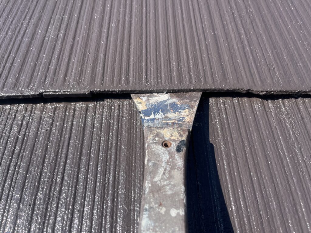縁切り<br />
スレート屋根の重ね目の隙間の確保を行いました。