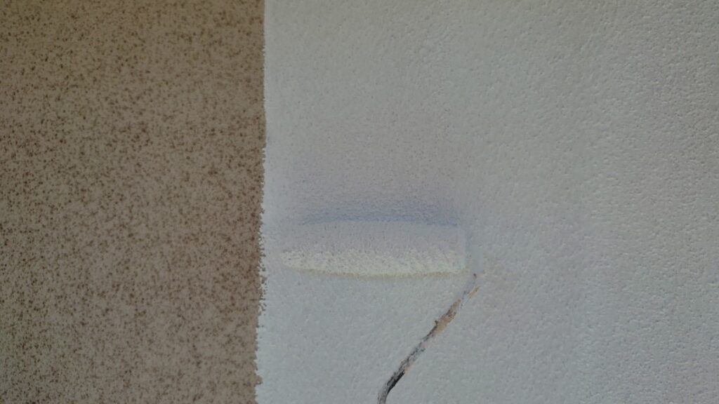 メイン外壁<br />
下塗り<br />
密着を良くするためにプライマーを塗布します。<br />
<br />
材料：RSプライマー