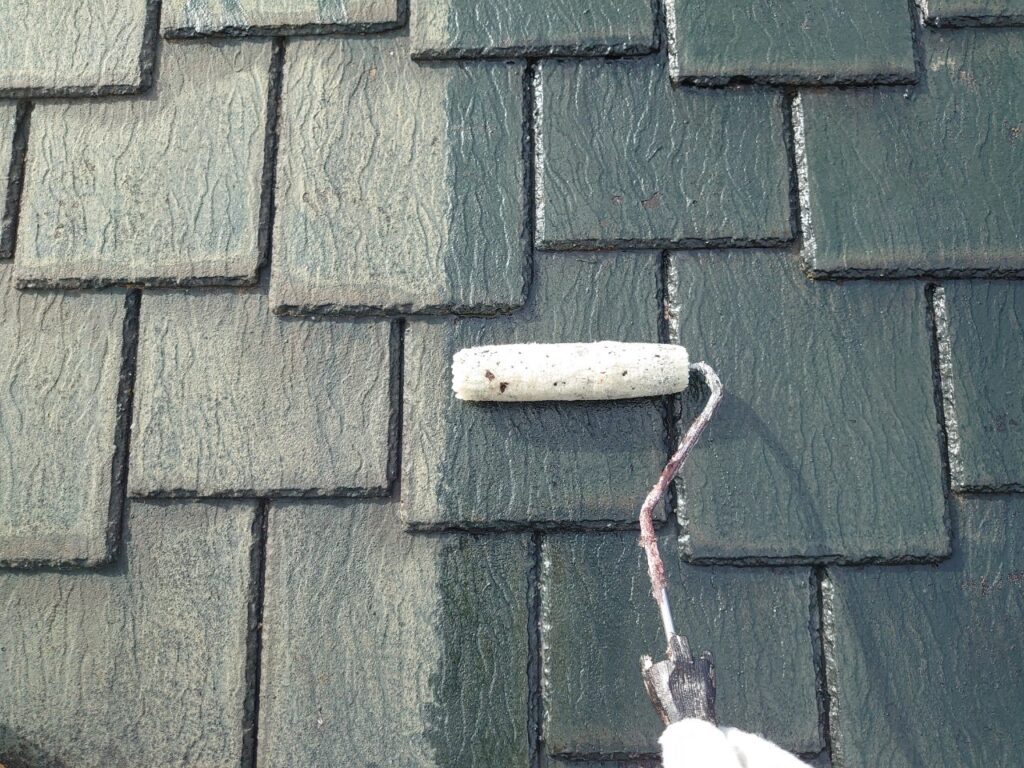 屋根下塗り<br />
密着を良くするために下塗りを塗布します。<br />
<br />
材料：屋根シーラー