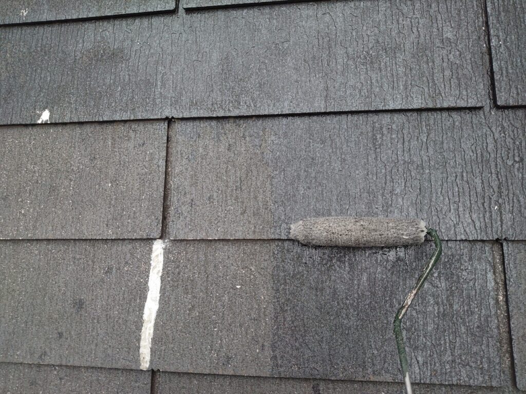 屋根下塗り<br />
密着を良くするために下塗りを塗布します。<br />
<br />
材料：屋根シーラー