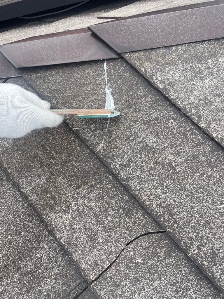 屋根<br />
<br />
ひび割れが確認できたので塗装前に補修を行いました。