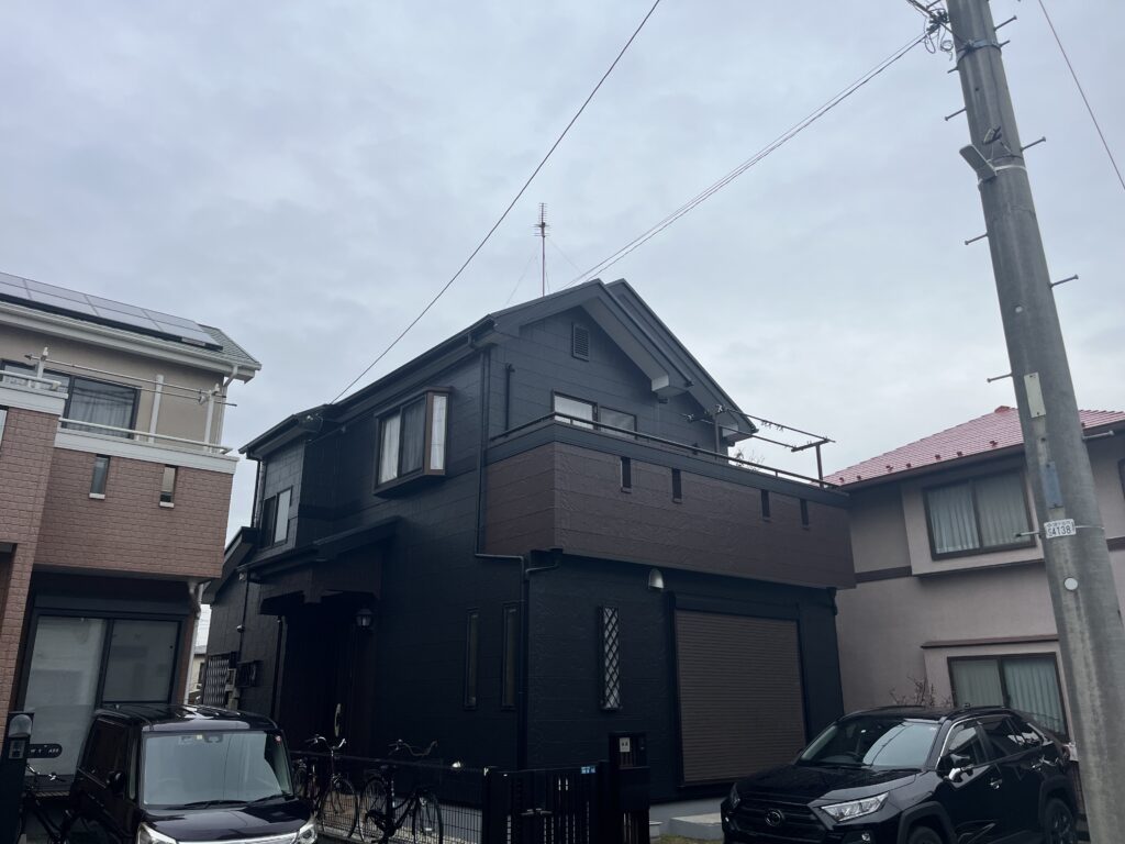 鎌ヶ谷市で外壁塗装・屋根塗装/イメージをガラッと変え、黒と茶色の色分けでカッコいい仕上がりに/フッソ塗料