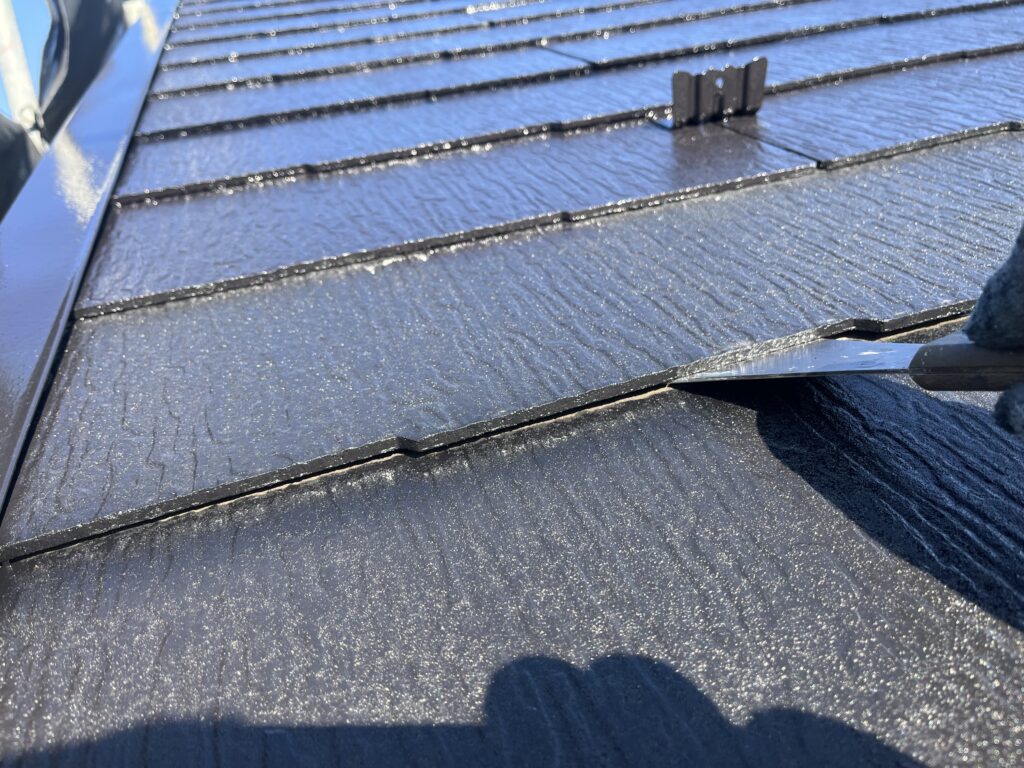 縁切り<br />
<br />
屋根の重ね目を塗料で塞がない様に縁切りを行いました。