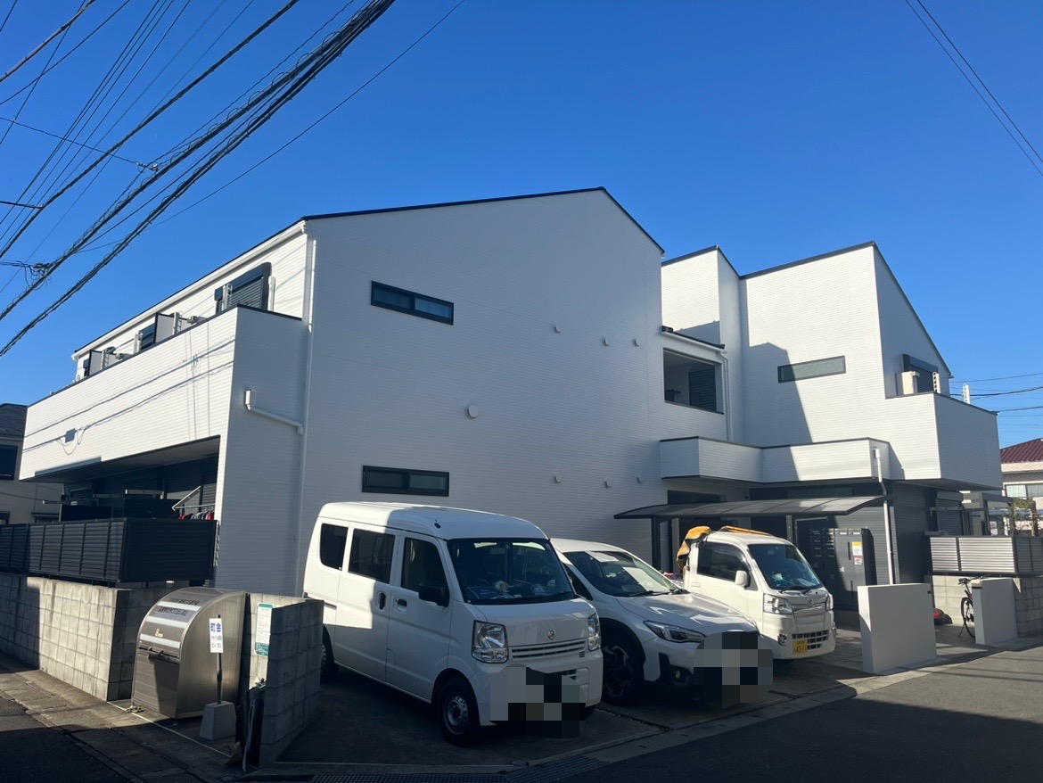 松戸市 アパートで外壁塗装・屋根塗装/イメージを変えず、白と黒の色分けでカッコいい仕上がりに/フッソ塗料