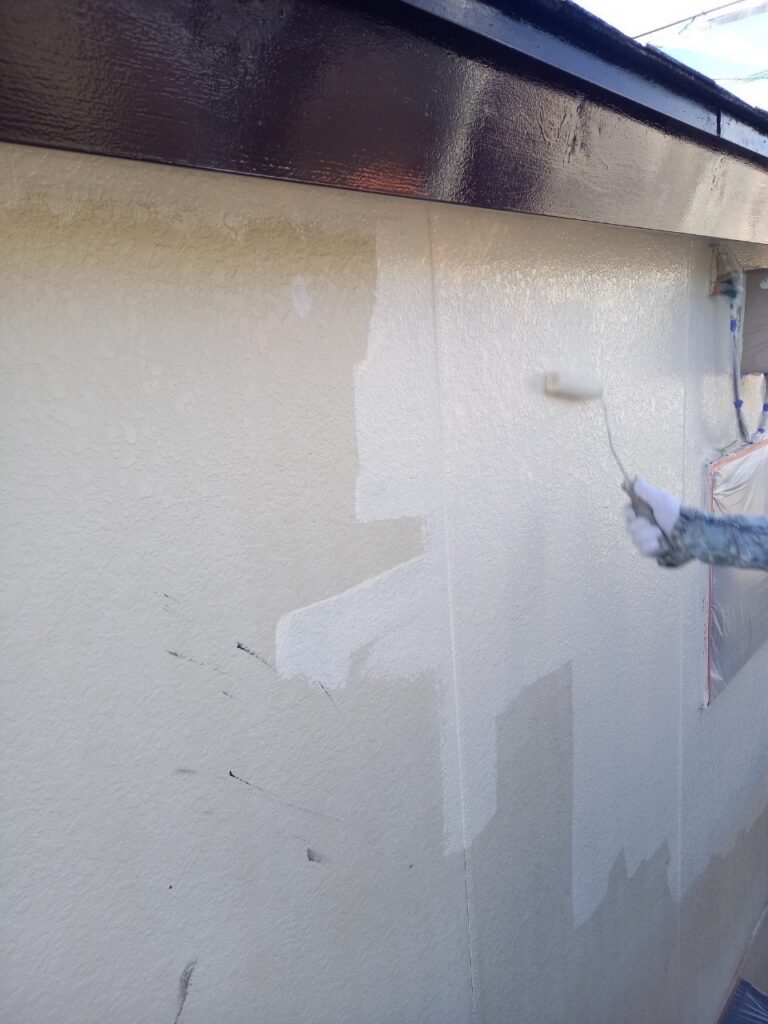 外壁<br />
下塗り<br />
<br />
密着を良くするためにプライマーを塗布します。<br />
<br />
材料：セミフロンサーフ