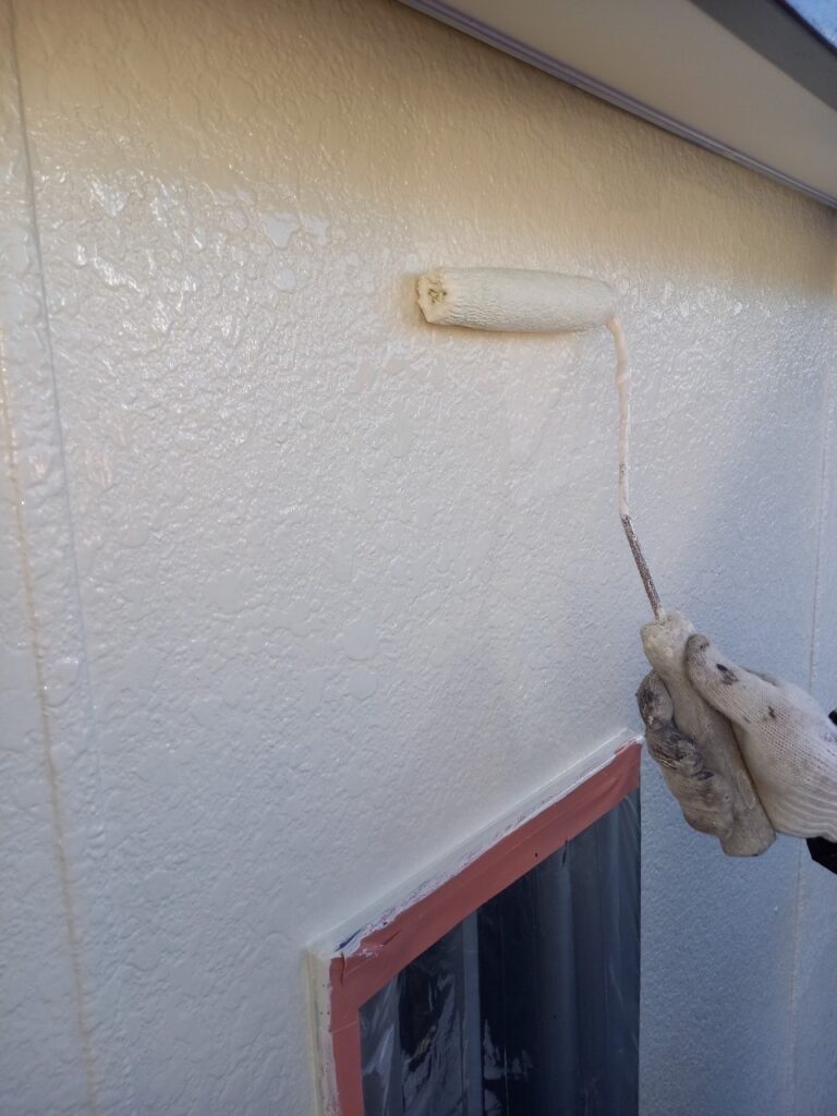 中塗り<br />
仕上げ塗料での１回目の塗装。<br />
<br />
材料：無機エクスカリバー