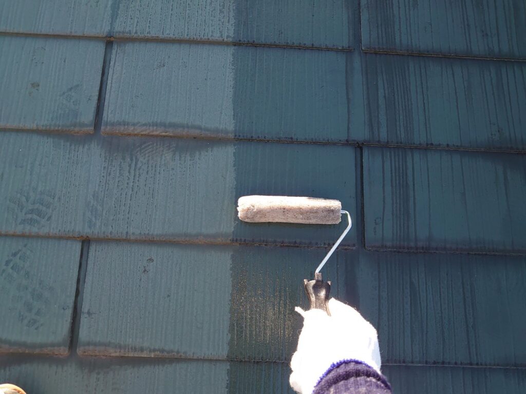 屋根下塗り<br />
屋根に水分がある状態で塗装をすると塗膜が膨れたり剥がれたりというトラブルを起こしてしまうので、屋根の塗装のタイミングは毎度大変気を使います<br />
<br />
材料：屋根強化シーラー