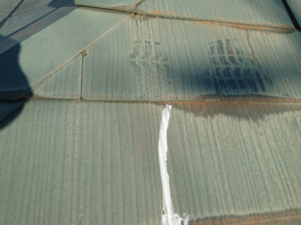 屋根補修後<br />
<br />
ひび割れが確認できたので塗装前に補修を行いました。