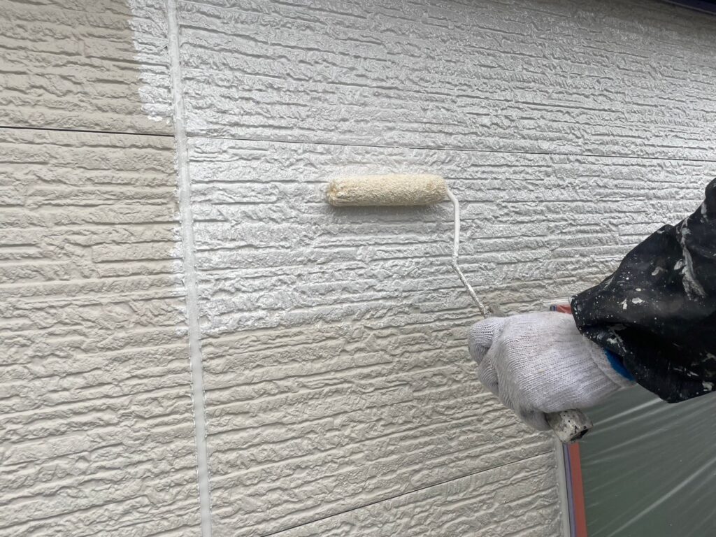 【外壁塗装】<br />
下塗りこそ大事！透けたりムラの無いのは当然で、端から端まで均一に塗られていないと塗膜性能にムラがでてしまいます。