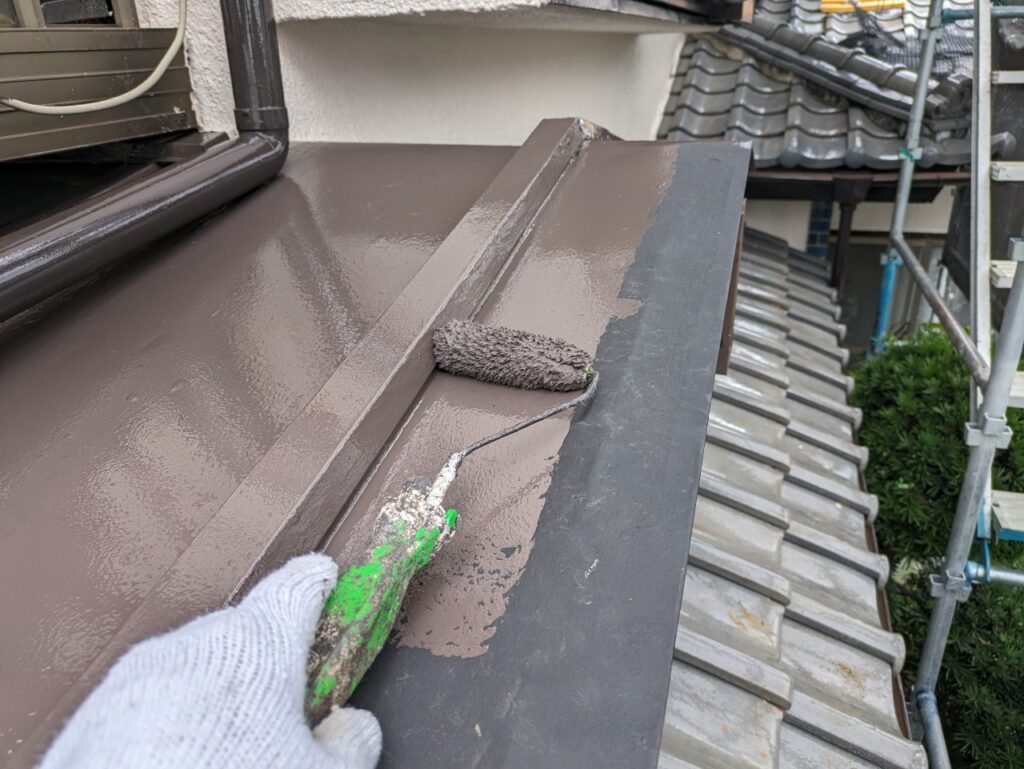 中塗りも下塗り同様に一番は均一に、一回一回を大切に美しく仕上げていく感覚が大切です。