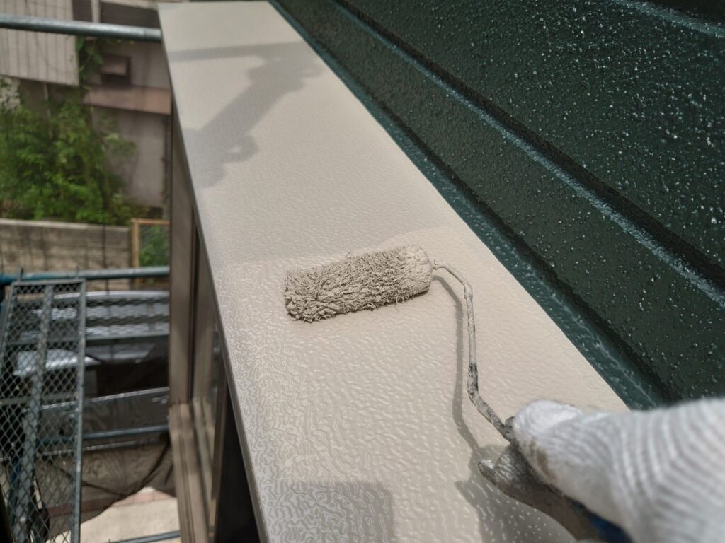 上塗り<br />
フッ素塗料で塗装することで長持ちします。<br />
