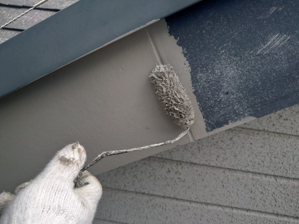 中塗り<br />
フッ素塗料で塗装することで長持ちします。<br />
