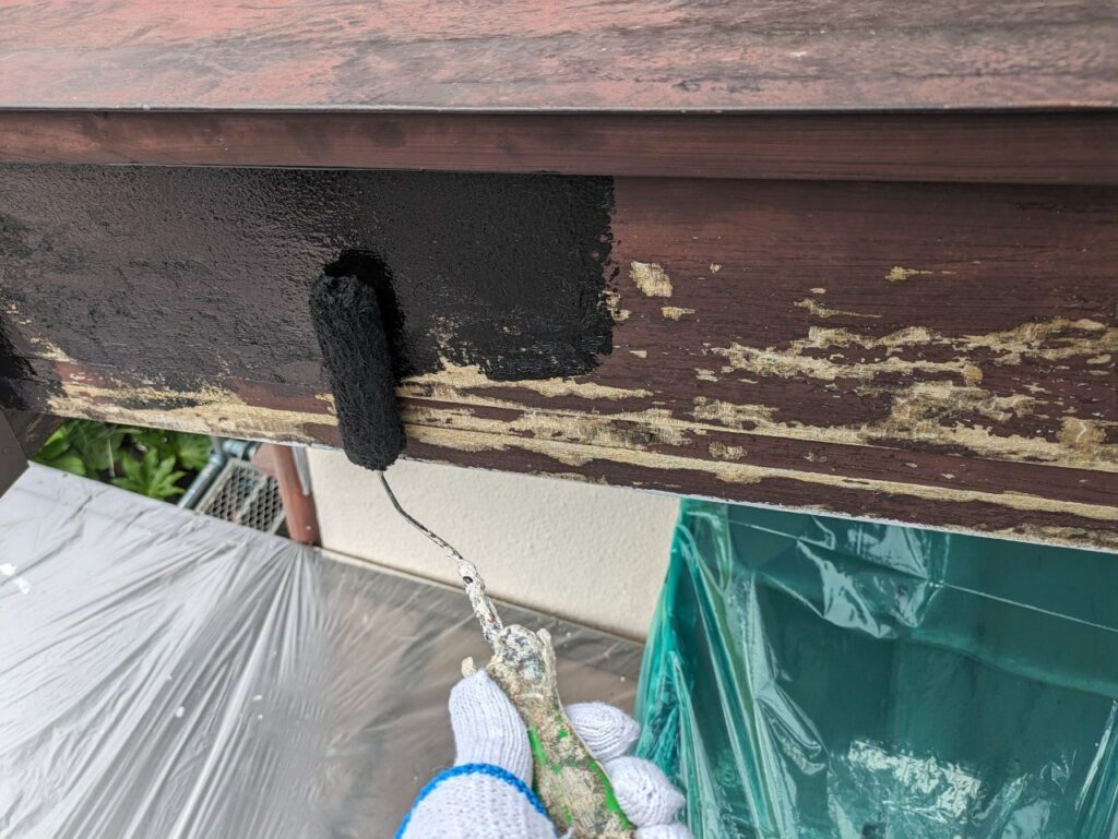 下塗り<br />
木部なので塗料の吸い込みを抑える必要があります。大事な工程になります。