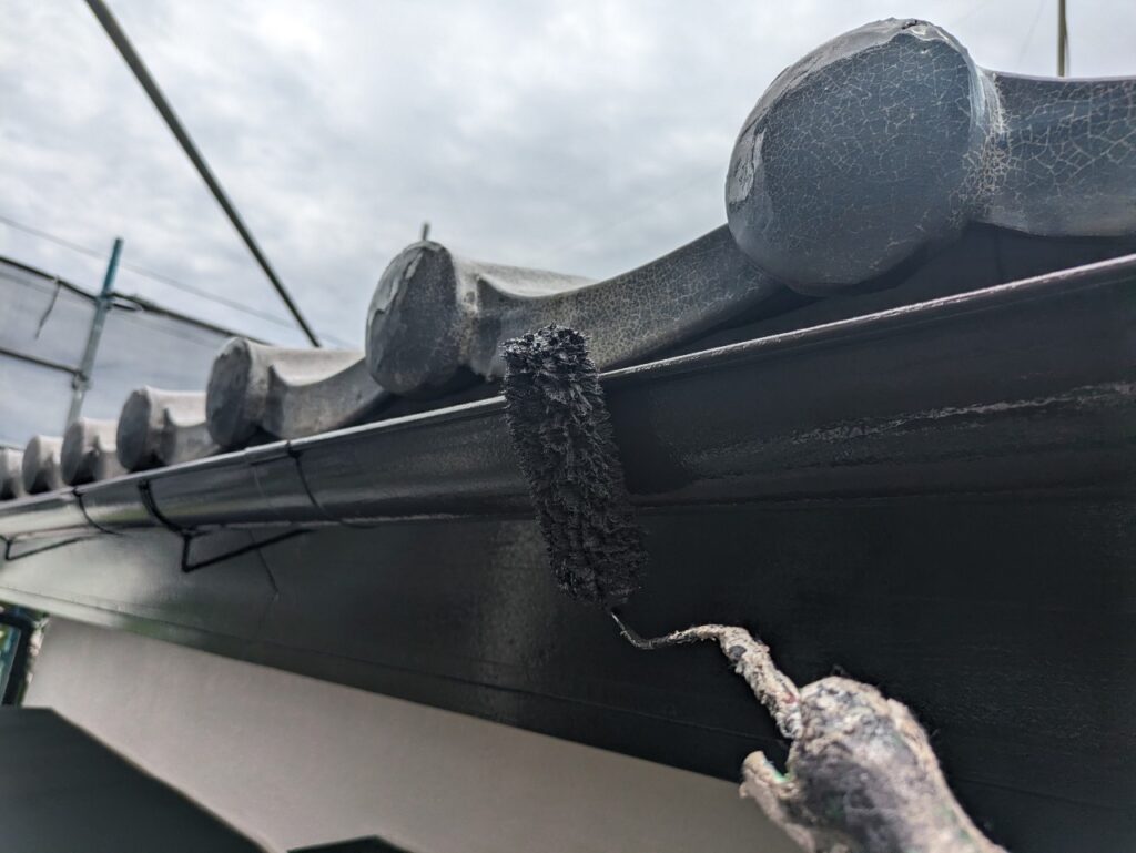 上塗り<br />
フッ素塗料で塗装することで長持ちします。<br />
