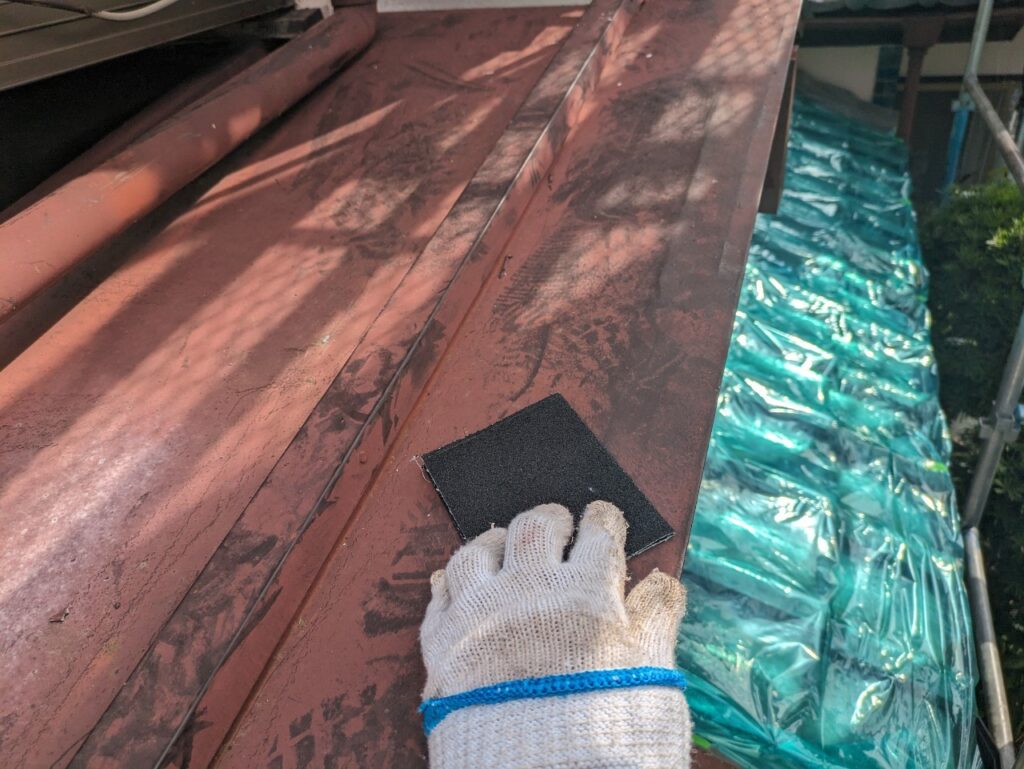 塗料がしっかりと密着する為にケレンを行いました。