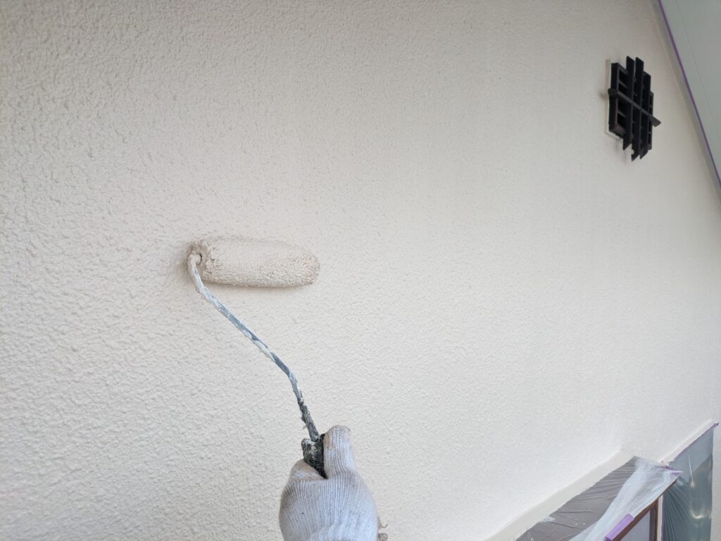 上塗りは中塗りがしっかり乾いたら塗布量をしっかり確認しながら施工します