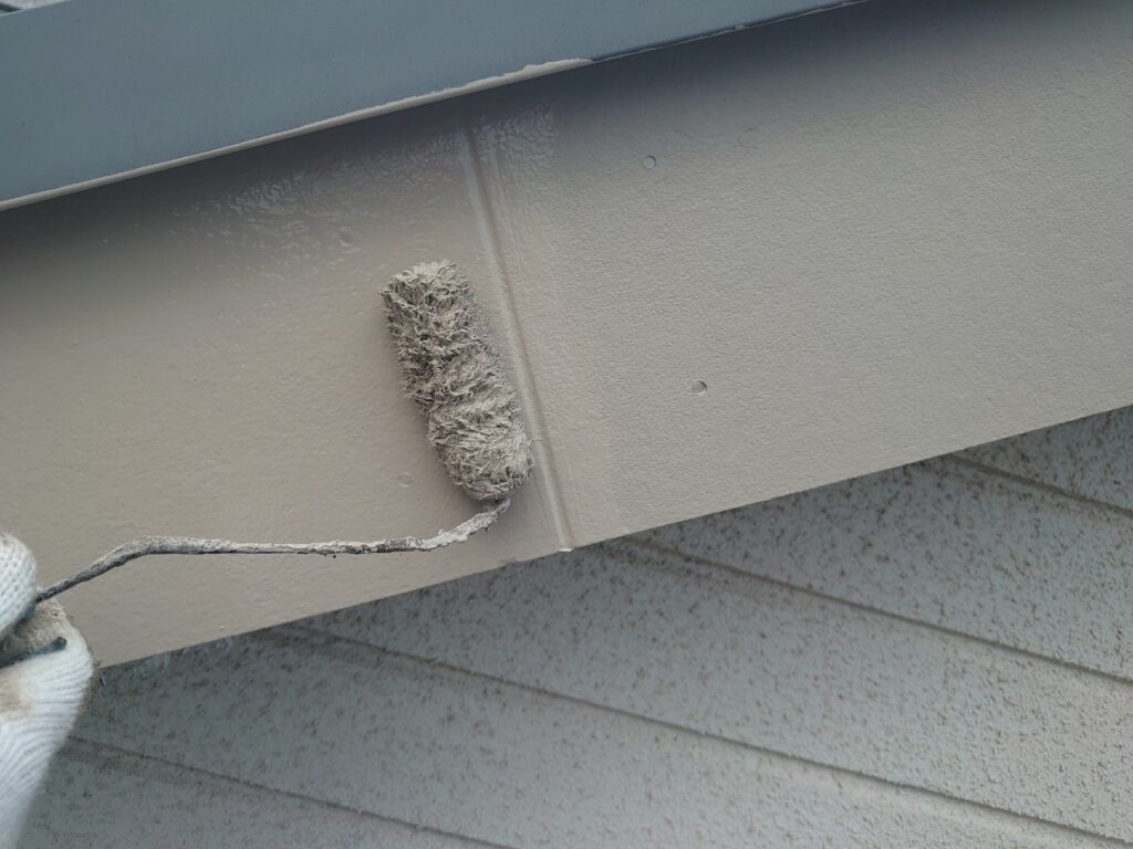 上塗り<br />
フッ素塗料で塗装することで長持ちします。<br />
