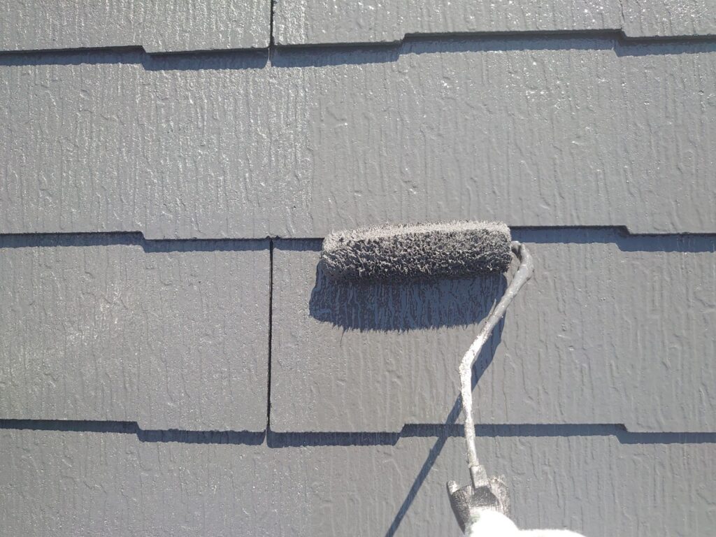 上塗りは中塗りがしっかり乾いたら塗布量をしっかり確認しながら施工します