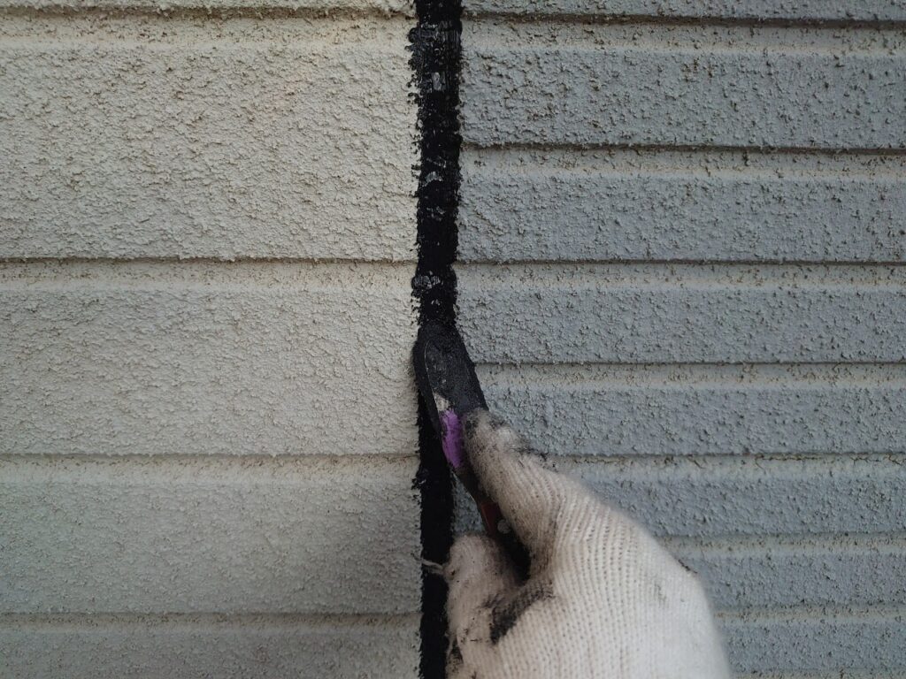 コーキング打設<br />
たっぷりとシーリング材を打ち込みならします。<br />
