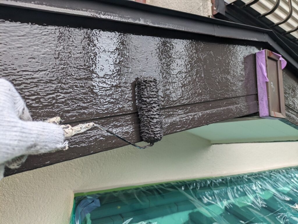 上塗り<br />
フッ素塗料で塗装することで長持ちします。<br />
