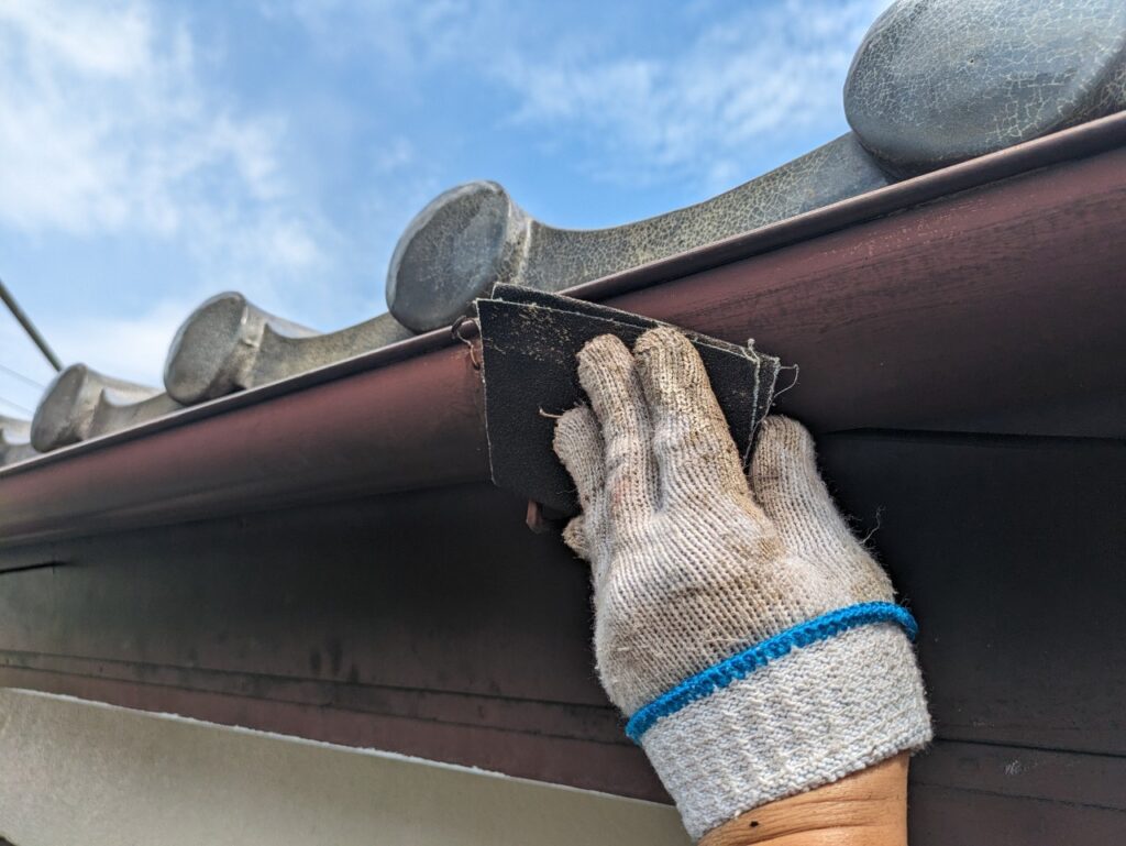 雨樋<br />
塗料がしっかりと密着する為にケレンを行いました。