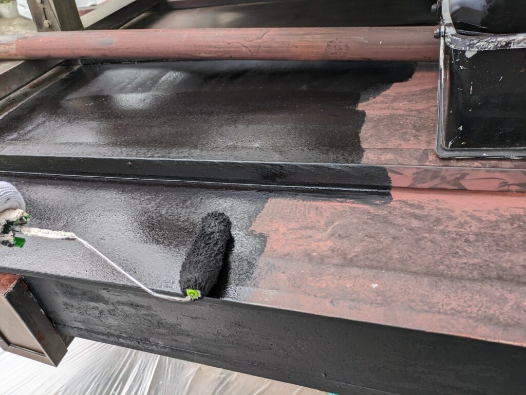 下塗り<br />
<br />
下塗りこそ大事！透けたりムラの無いのは当然で、端から端まで均一に塗られていないと塗膜性能にムラがでてしまいます。