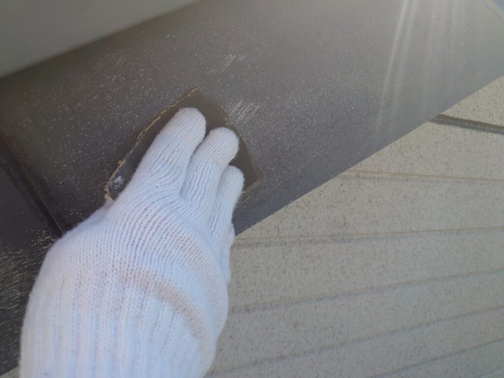 破風板<br />
<br />
塗料がしっかりと密着する為にケレンを行いました。