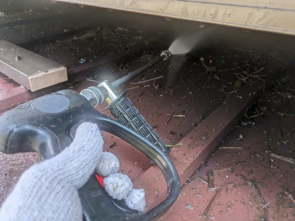 高圧洗浄からスタートになります。