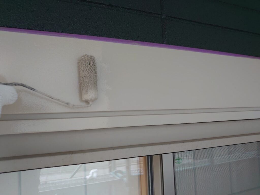 上塗り<br />
フッ素塗料で塗装することで長持ちします。<br />
