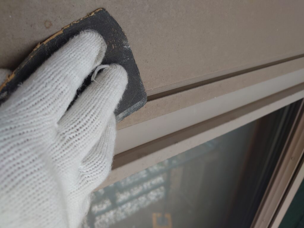 シャッターBOX<br />
<br />
塗料がしっかりと密着する為にケレンを行いました。