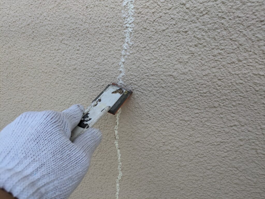 外壁ひび割れ補修<br />
