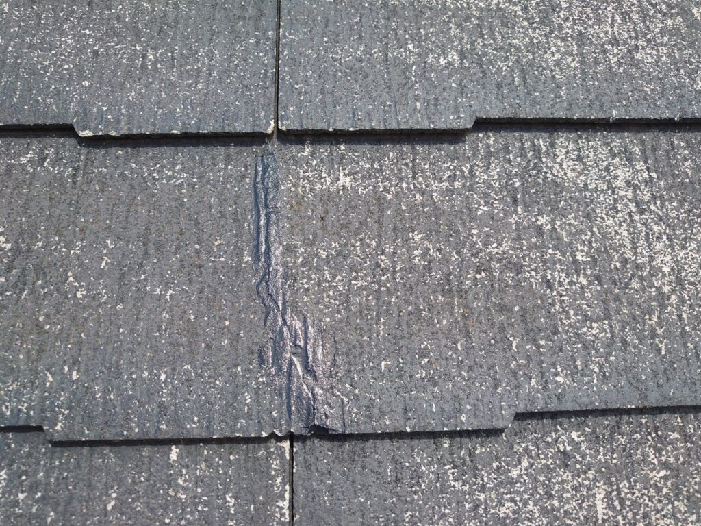 ひび割れ補修<br />
専用下地調整材にて補修します。