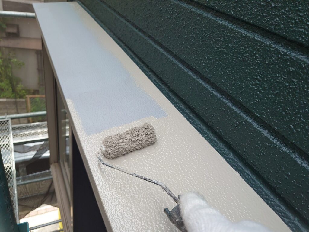 中塗り<br />
フッ素塗料で塗装することで長持ちします。<br />
