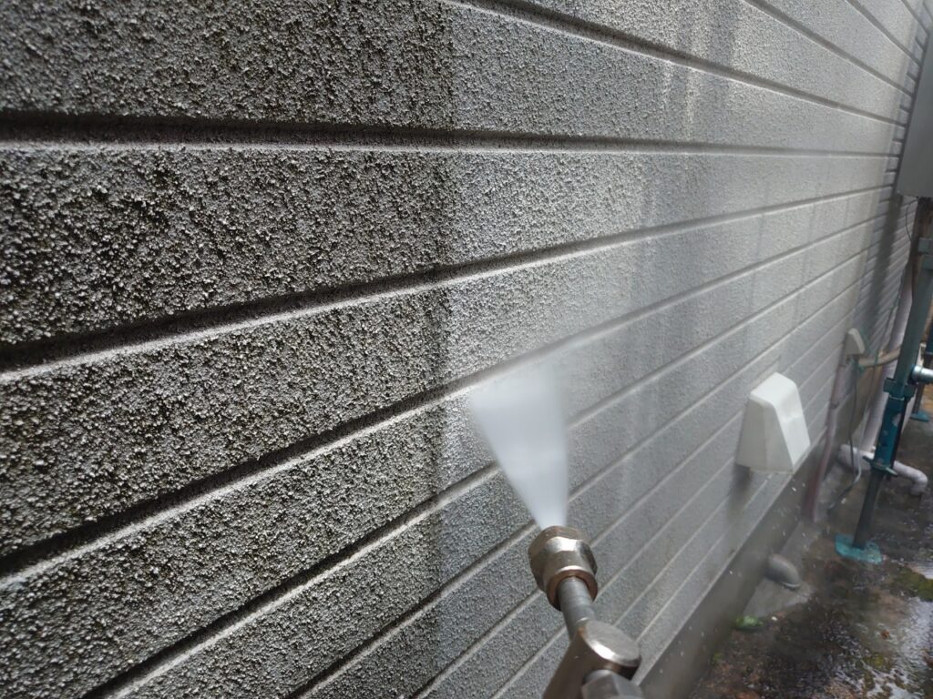 高圧洗浄からスタートになります。