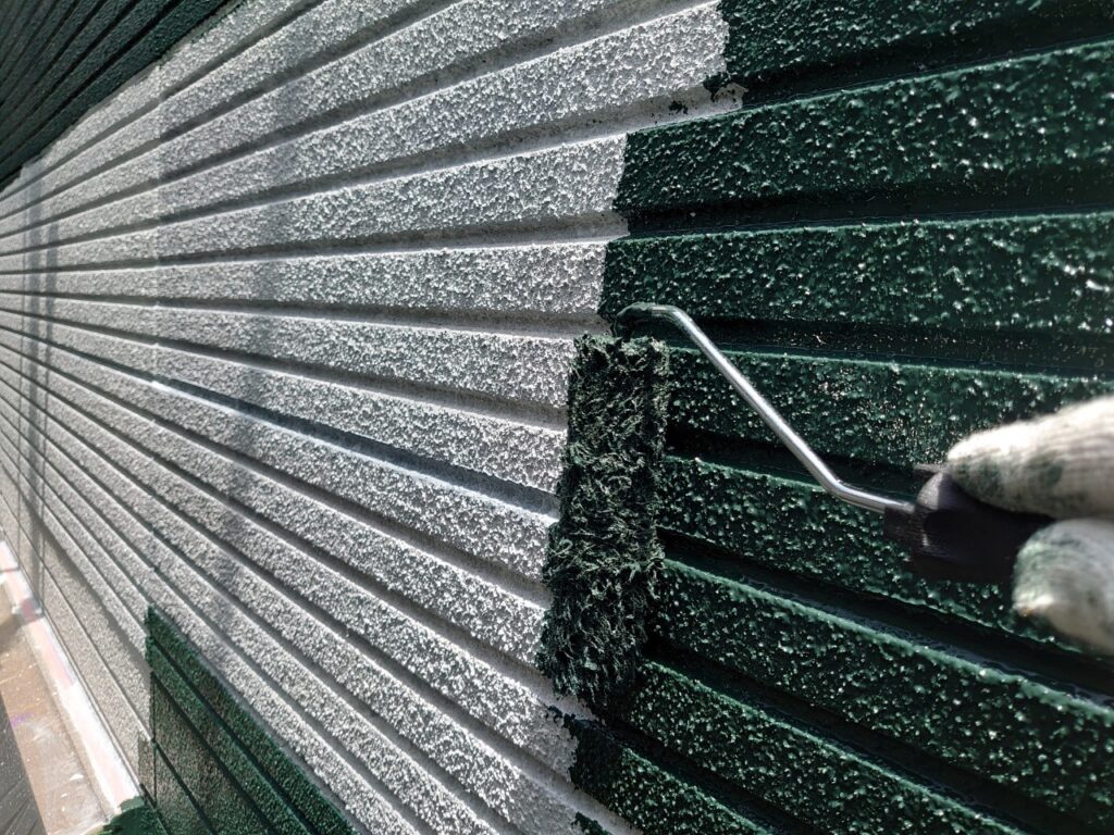 【外壁塗装】<br />
下塗りこそ大事！透けたりムラの無いのは当然で、端から端まで均一に塗られていないと塗膜性能にムラがでてしまいます。