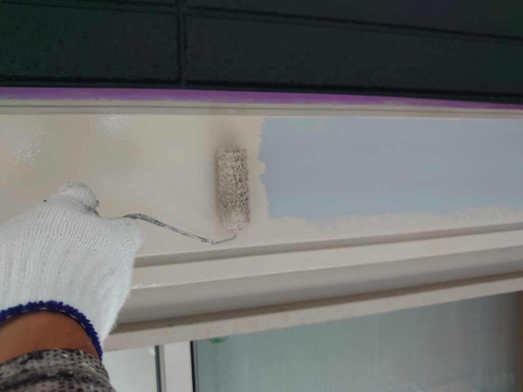 中塗り<br />
フッ素塗料で塗装することで長持ちします。<br />
