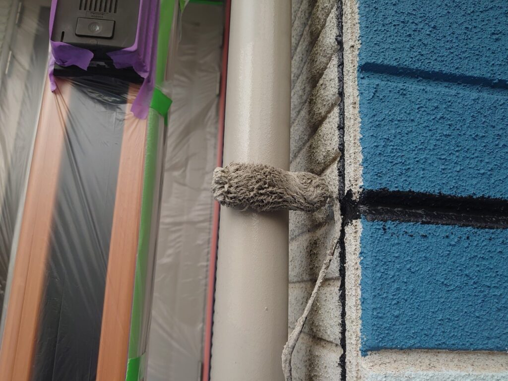 上塗り<br />
フッ素塗料で塗装することで長持ちします。<br />
