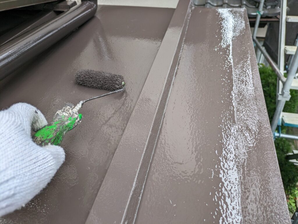 上塗りは中塗りがしっかり乾いたら塗布量をしっかり確認しながら施工します