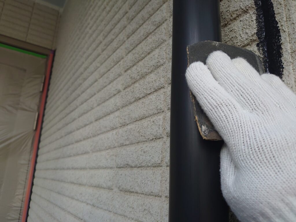 雨樋<br />
塗料がしっかりと密着する為にケレンを行いました。